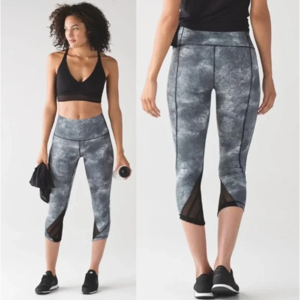 Lululemon Essential Rhythm Crop (Full-On Luxtreme)‎ in White Black Size 8
